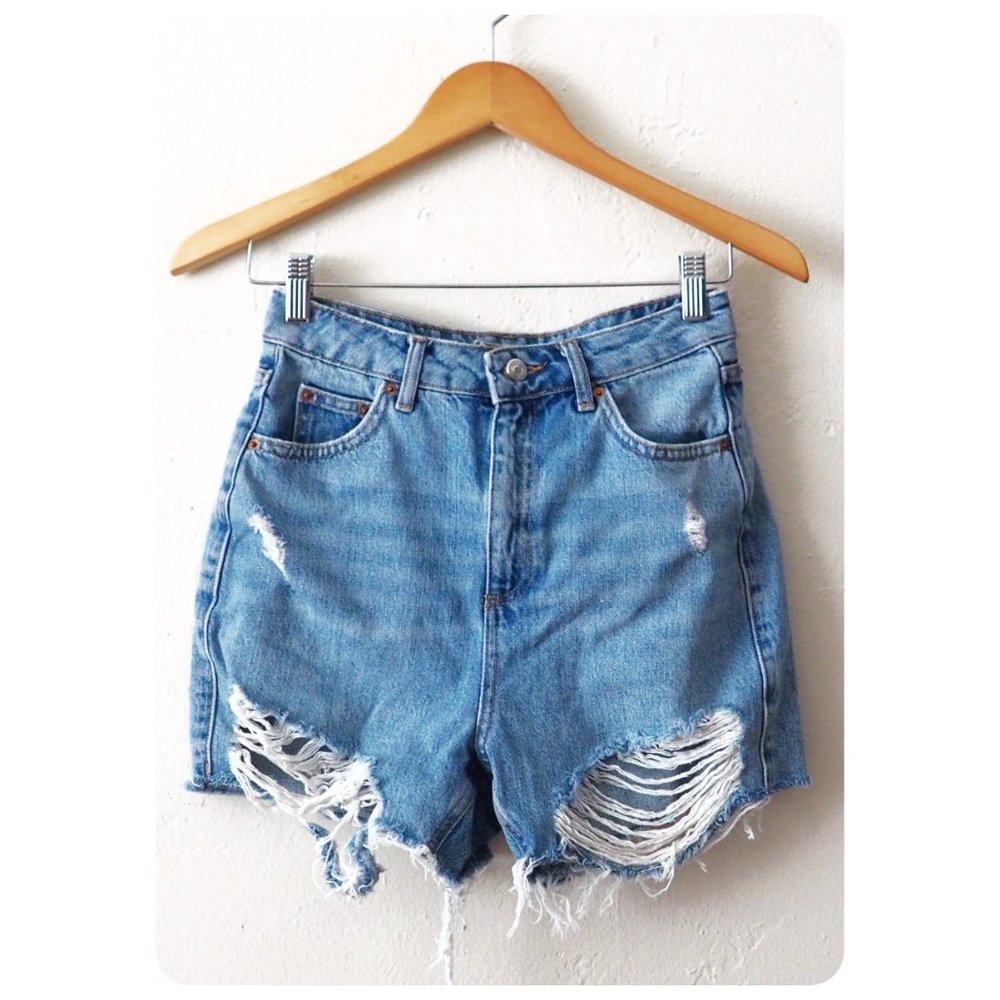 HOST PICK ✨TOPSHOP | Moto Distressed Denim Mom Jean High Waisted Shorts sz W26